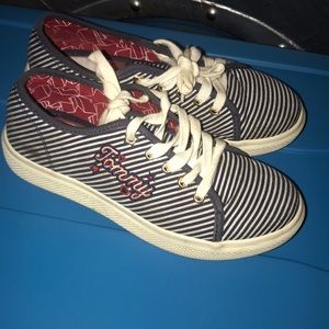 Kids Size 4 Tommy Hilfiger shoes (Girls)